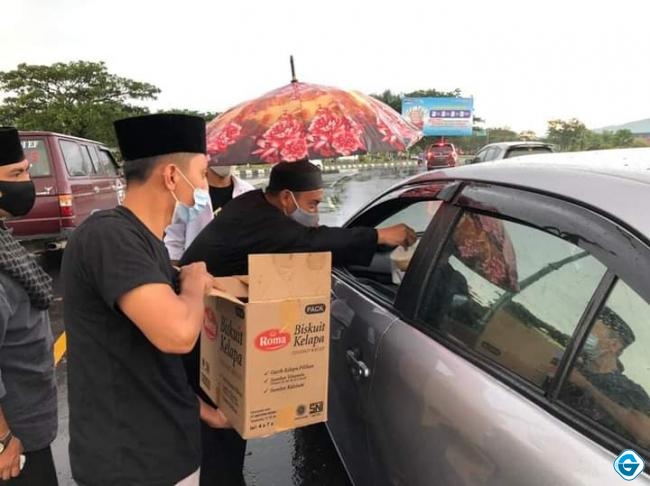 Berbagi Takjil, Laskar NTB DPD Lombok Barat Tingkatkan Kepedulian Sosial