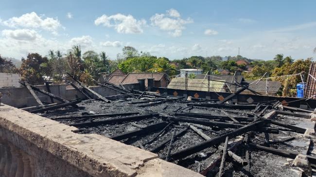 YBM PLN UIP Nusra Salurkan Bantuan untuk Korban Kebakaran Desa Sade