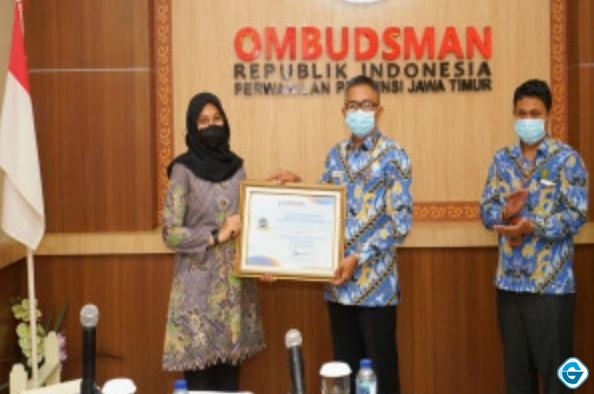 Raih Nilai Tertinggi, Ombudsman Jatim Serahkan Rapot Kepatuhan Pelayanan Publik Banyuwangi