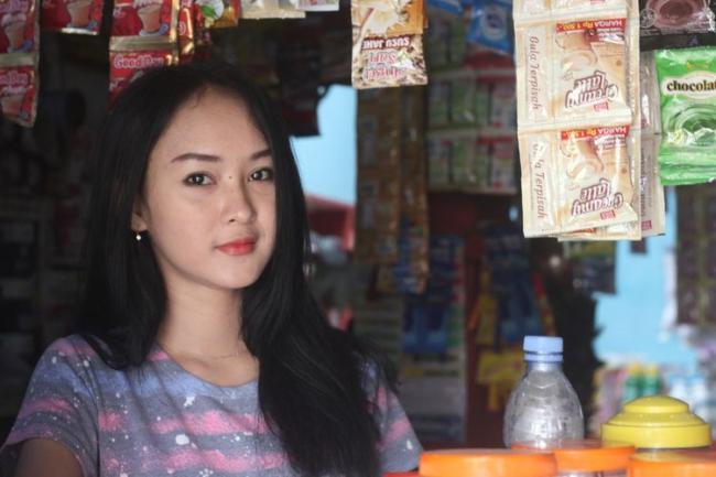 Gadis Penjaga Warung Kopi ini Mirip "Anya Geraldine" ?