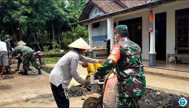 Bhakti TNI Bantu Warga  Pembenahan Talud Jalan