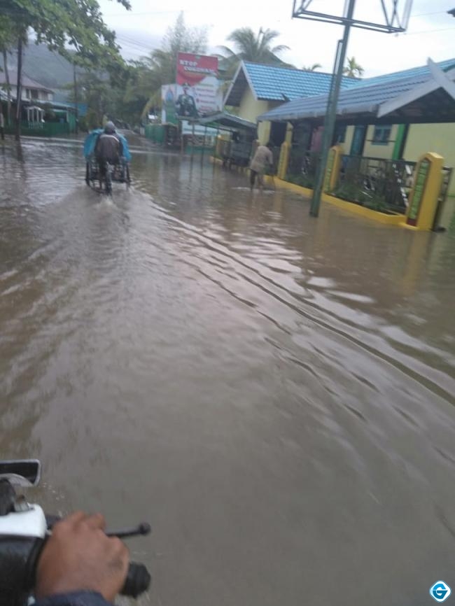 Hujan Deras, Kecamatan Pulau Laut Utara Tergenang Banjir Setinggi Lutut