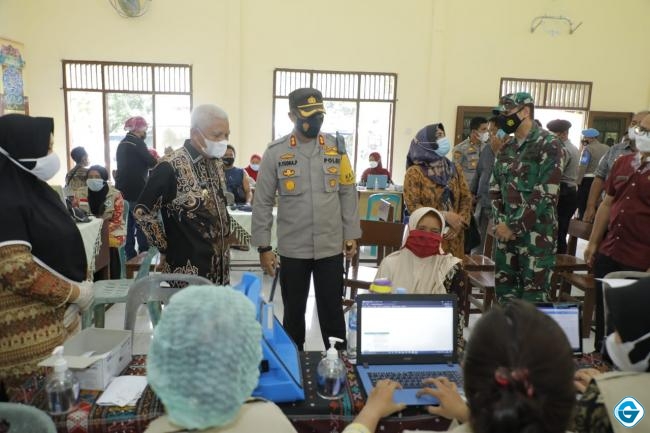 Tinjau Pelaksanaan Vaksinasi Covid-19 Tahap II di Kecamatan Aek Songsongan