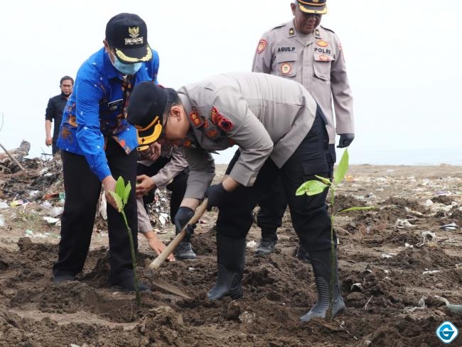 Sambut HUT Bhayangkara Ke 76  Polres Kendal Tanam 10 000 Bibit Mangrove Cegah Dampak Abrasi