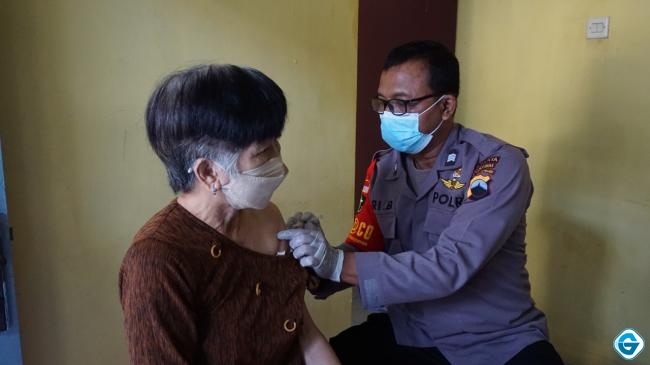 Door To Door, Vaksinasi Merdeka Candi Polresta Banyumas Untuk Lansia