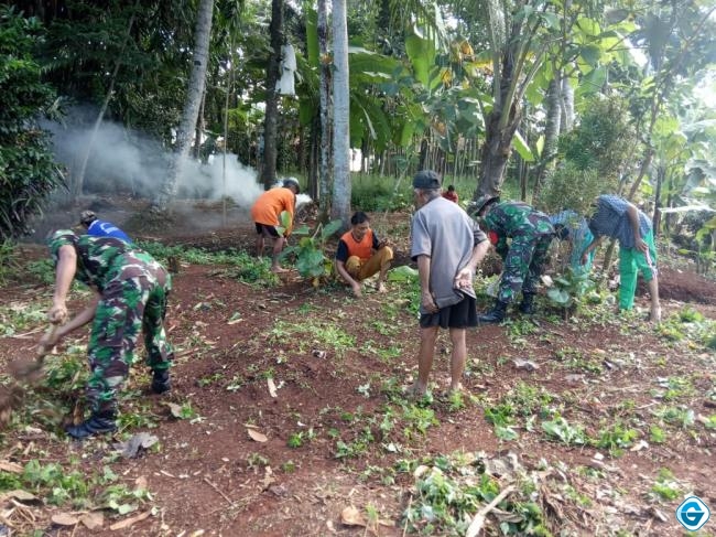 Jaga Tradisi Kearifan Lokal, Koramil 13/Banyuputih Bersama Warga Bersihkan Area Makam Sabuk Alu