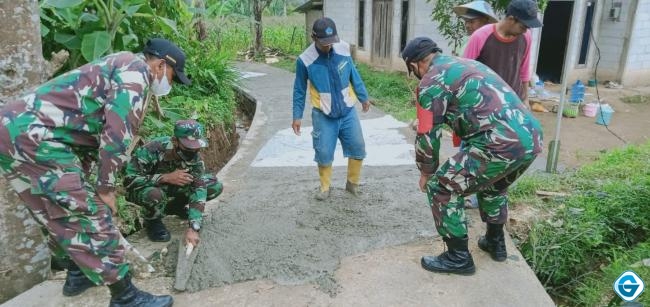TNI Turut Andil Dalam Pengecoran Jalan Desa