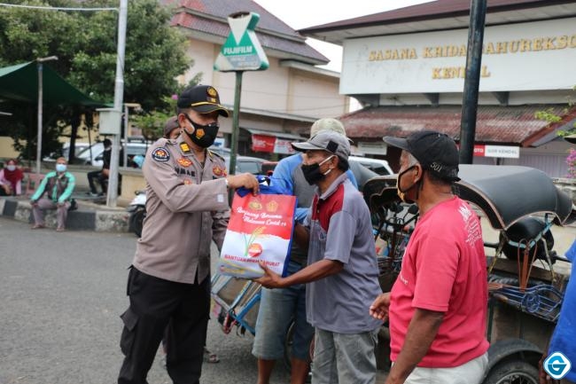 Polres Kendal Distribusikan Program Bansos dari Pemerintah Yang Disalurkan Melalui TNI-POLRI