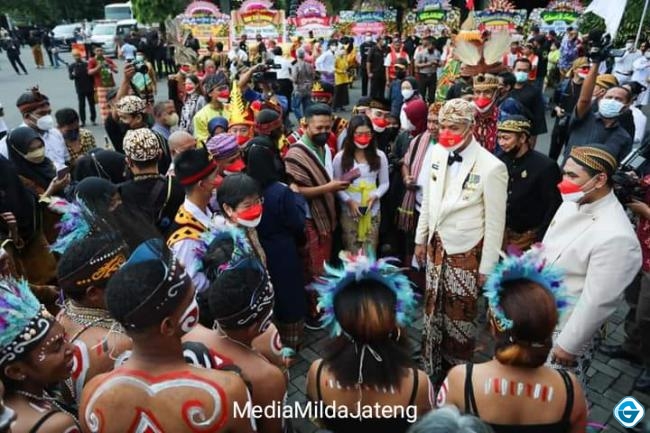 Berbagai Etnis Meriahkan HUT ke-72 Jateng, Ganjar: Wujud Semangat Kebersamaan dalam Keberagaman