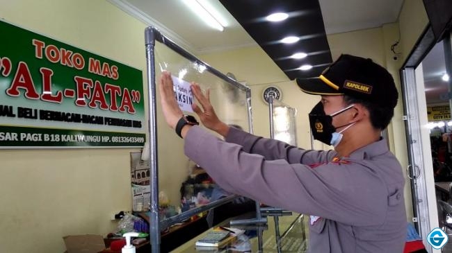 Berikan Rasa Nyaman, Lapak Pasar Pagi Kaliwungu Ditempel Stiker Sudah Divaksin Oleh Polsek Kaliwungu.
