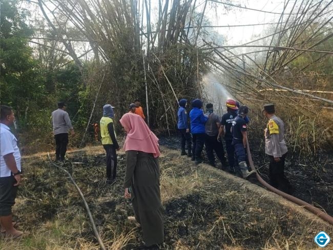 polisi-evakuasi-kebakaran-rumpun-bambu-di-desa-babadan-diduga-akibat-pembakaran-sampah