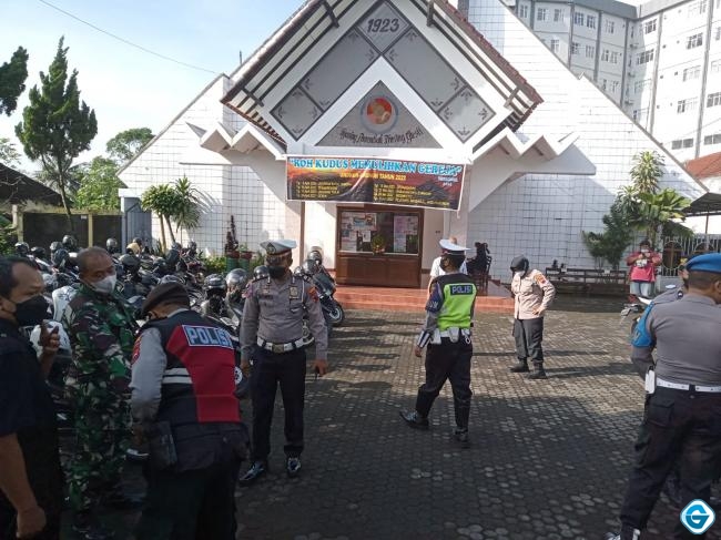 Polres Semarang Lakukan Sterilisasi Dan Pengamanan Gereja Di Hari Misa Kenaikan Isa Al-Masih 2022