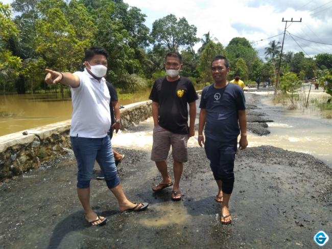 Akses Jalan Desa Lasung Menuju Desa Satiung Terputus, Bang Dhin: Saya Akan Hubungi Pemda Agar Segera Ditangani