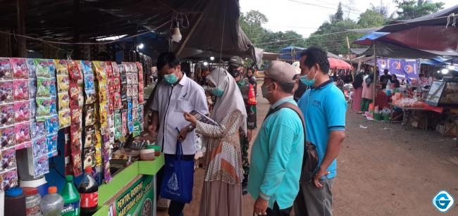 Loka POM Tanbu Lakukan Pengawasan Makanan dan Sosialisasi KIE di Pasar Desa Teluk Kepayang