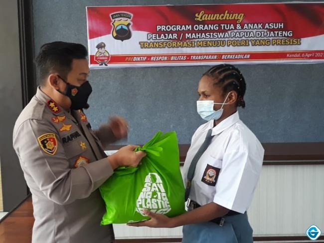Kapolres Kendal Launching Program Orang Tua Asuh Pelajar dan Mahasiswa  Papua Polda Jateng
