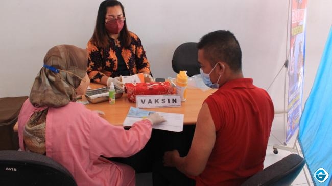 Percepat Vaksinasi, Satlantas Polrestabes Semarang Gelar Vaksinasi Terhadap Pemohon SIM