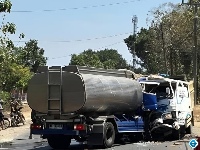 Adu Banteng Truk Tangki vs Dump Truk di Ngawi, 3 Orang Luka-Luka