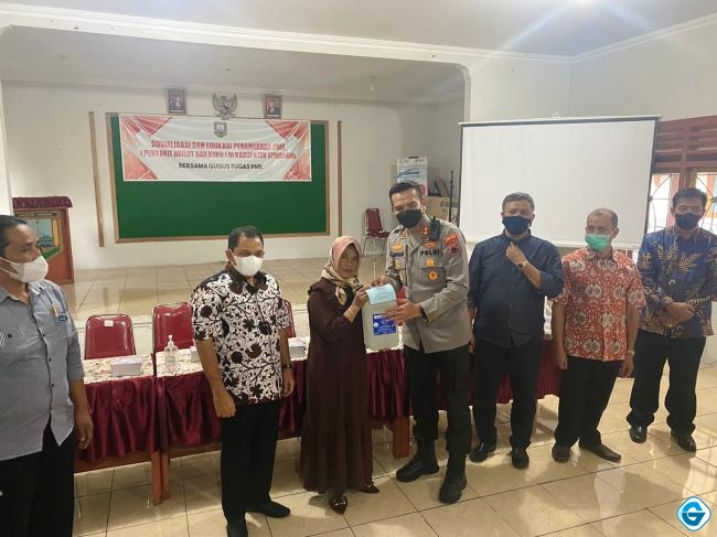 Bupati Bersama Kapolres Semarang Serahkan Cairan Disinfektan Ke Peternak, Guna Cegah Penularan PMK