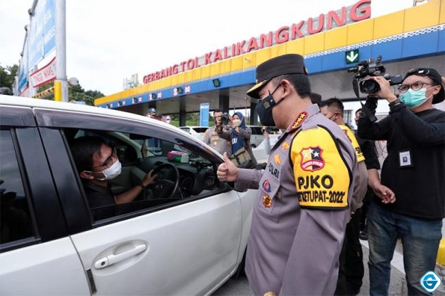 Kapolri Bersama Gubernur Jateng Cek Langsung Kesiapan Pengamanan Arus Mudik Di Gerbang Tol Kalikangkung