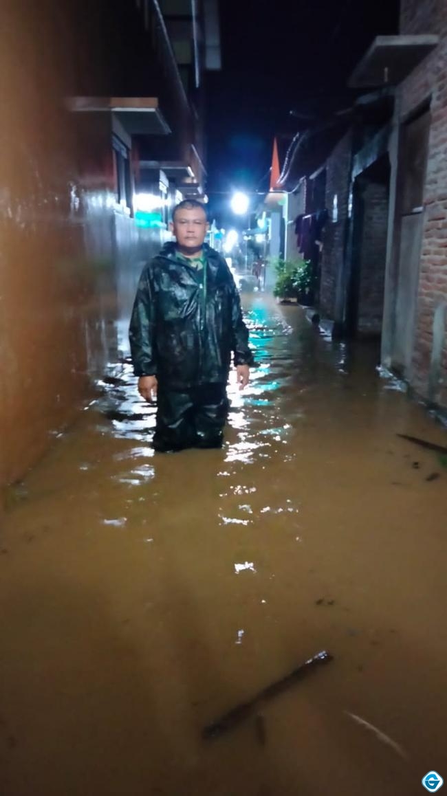 Babinsa Tinjau Langsung Wilayah Binaan yang Terdampak Banjir
