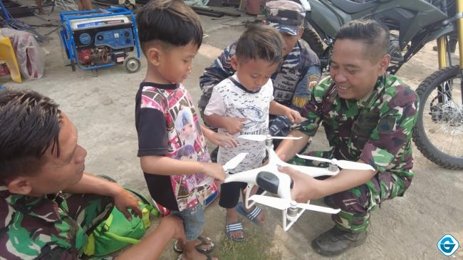 Satgas TMMD Reguler 118 Purwogondo Memperkenalkan Anak-Anak Bermain Drone
