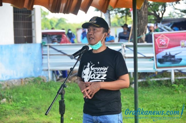 Bupati Fauzan Ikut  Membersihkan Sampah Saluran Irigasi