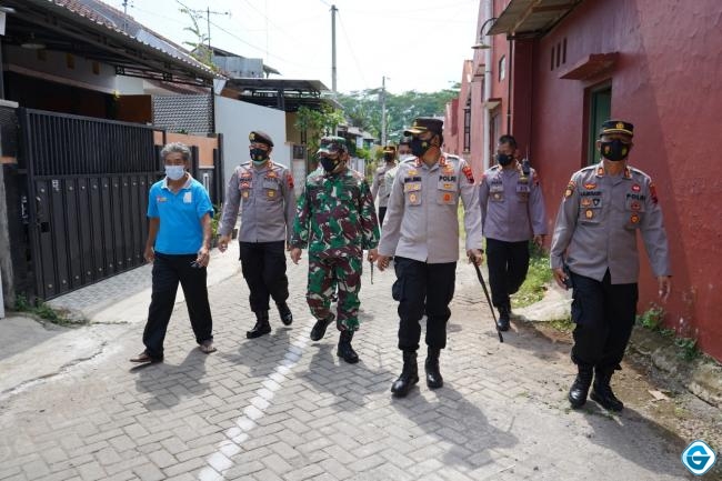 Wujud Empati TNI - Polri, Berikan Bantuan Sembako Warga Sedang Isoman