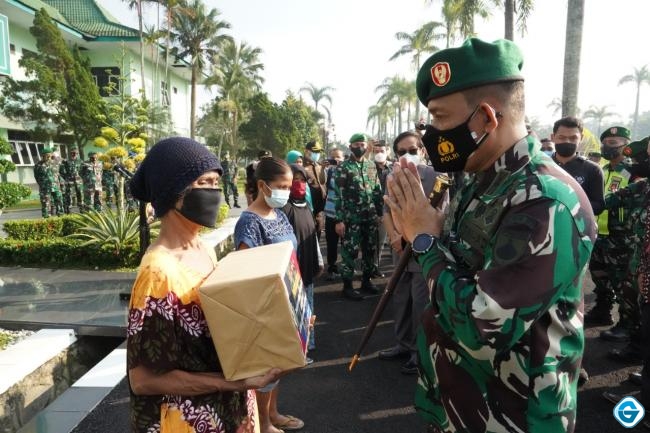 Danrem 071/Wijayakusuma, Salurkan Bantuan Beras kepada Masyarakat Terdampak PPKM Darurat Di Wilayahnya.