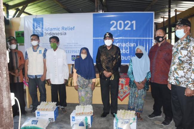 H Djohan Sjamsu Serahkan Paket Ramadhan Islamic Relief di Desa Gumantar