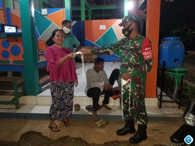 Patroli Malam Desa Binaan, Babinsa Berikan Himbauan Dan Bagikan Masker
