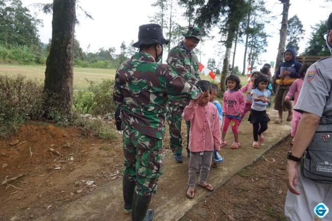 Begini Kedekatan Anggota TNI Bersama Anak-Anak di Lokasi TMMD Reg 112