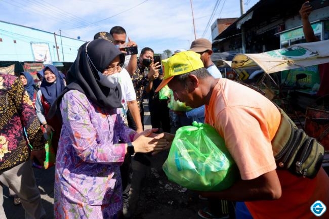 Hari Belanja ke Pasar dan UMKM Banyuwangi Kembali Digeber, Bupati Ipuk: Dengan Gotong Royong Semuanya Akan Lebih Ringan