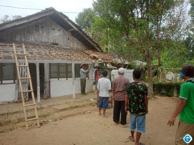 Melalui TMMD, Rumah Berdinding Kayu Milik Rohmad Akan Segera Direhab TNI