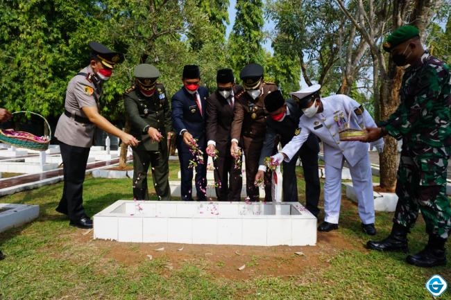 Ziarah dan Tabur Bunga TMP Kadilangu Peringati HUT TNI Ke- 76
