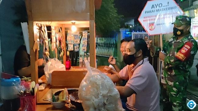 Babinsa Bagikan Masker, Meminta Masyarakat Selalu Terapkan Protokol Kesehatan