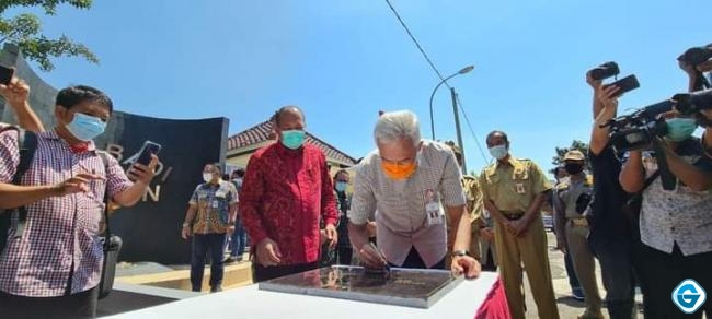 Gubernur Jawa Tengah Nyalakan Api Abadi Mrapen di Grobogan