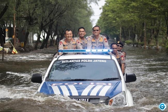 Tinjau Tiga Lokasi Banjir Kota Semarang, Kapolda Jateng : Air Mulai Surut, Kendaraan Ukuran Sedang Bisa Lewat
