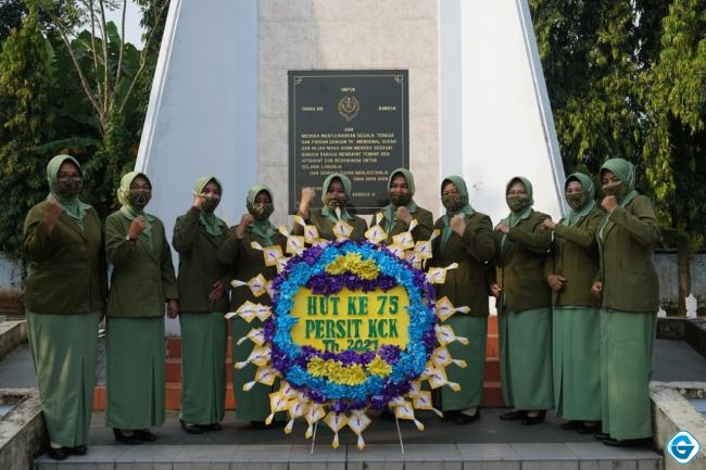 Ziarah dan Tabur Bunga di TMP Kadilangu, Peringati HUT Persit KCK Ke- 75