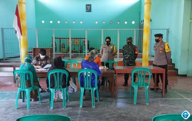 Bhabinkamtibmas Polsek Kalimanah Pantau Penyaluran Bansos di 17 Desa
