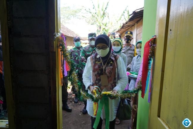 Dandim Batang Serahkan Kunci Rumah Warga Program RTLH Desa Tembok