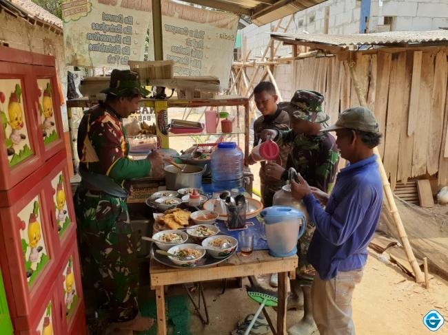 Warga Bantu Sediakan Makanan Untuk TNI dan Warga Yang Sedang Kerja Lapangan