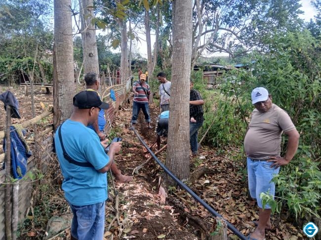 PLN UIP Nusra Lanjutkan Penggalian dan Pembenaman Pipa Program Bantuan Jaringan Air Bersih di Desa Tiwotoda