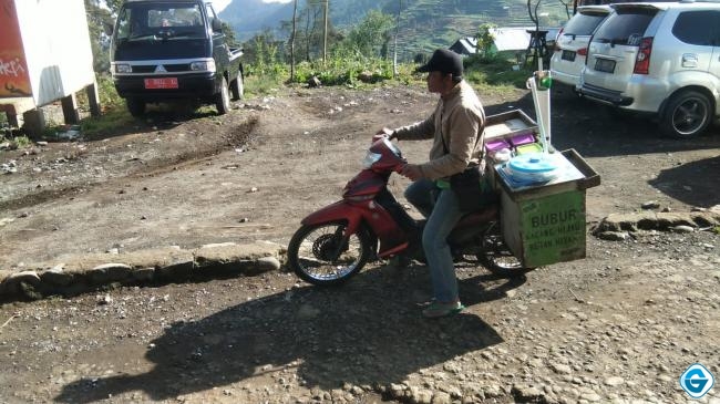 Tukang Bubur Kacang Ijo Dari Banjarnegara, Lokasi TMMD Jadikan Tempat Barunya Untuk Berjualan