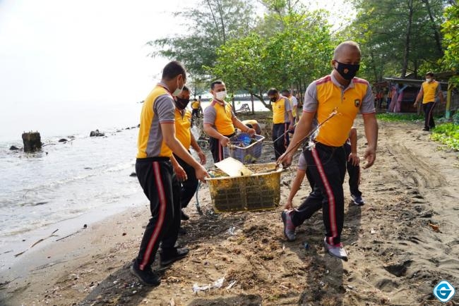 Peduli Lingkungan, Ratusan Personel Polres Batang Lakukan Gerakan Bersih Pantai