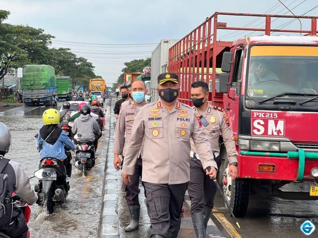 Kapolres dan Satlantas Polres Demak Urai Kemacetan Di Jalur Pantura Demak Akhibat Banjir Rob