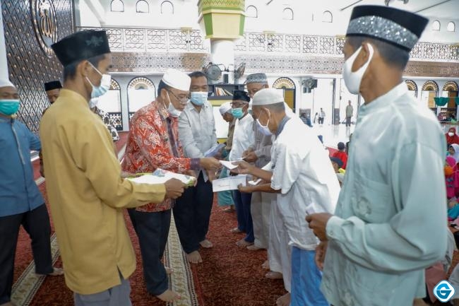 Pemkab Asahan dan BKM Masjid Agung H. Achmad Bakrie Kisaran Berikan Santunan Kepada Kaum Dhuafa dan Anak Yatim
