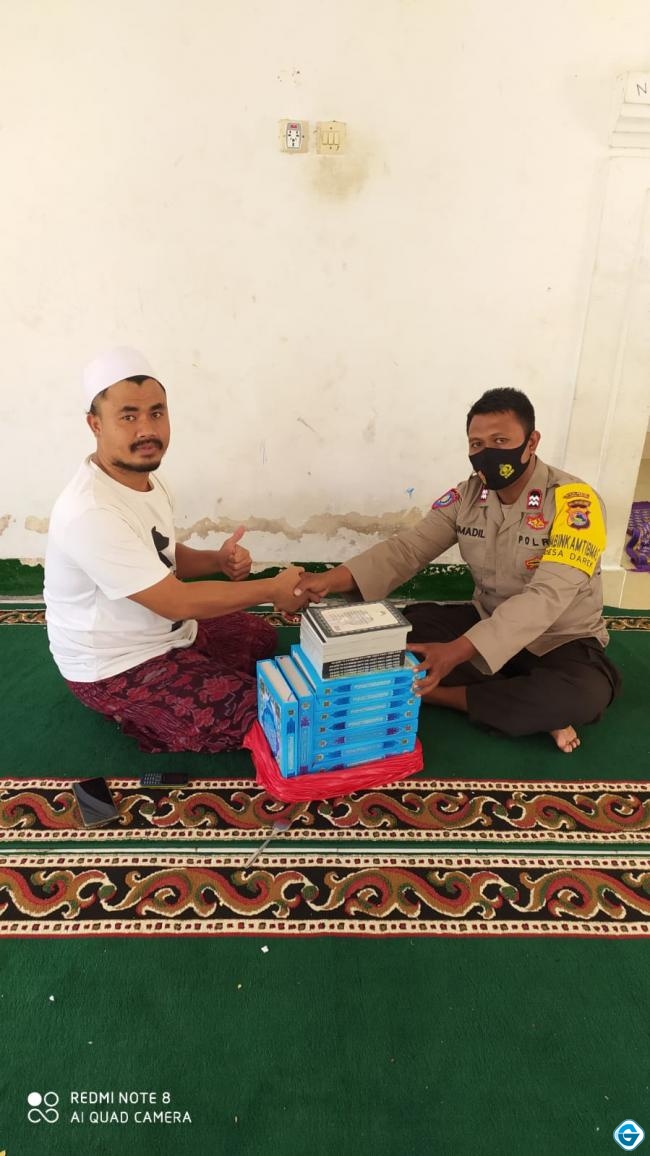 Bhabinkamtibmas Desa Darek Sumbang Mushaf dan Himbau Disiplin Prokes