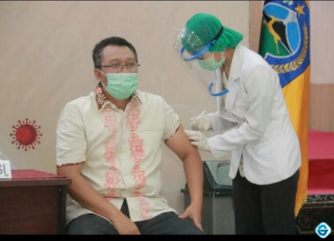 Setelah Divaksin, Gubernur NTB Yakinkan Vaksin Aman dan Halal