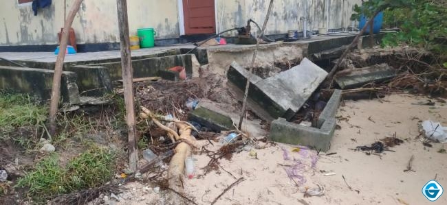 Puluhan Bangunan di Sepanjang Pantai Desa Kerdau Di Natuna Rusak Diterjang Gelombang Tinggi