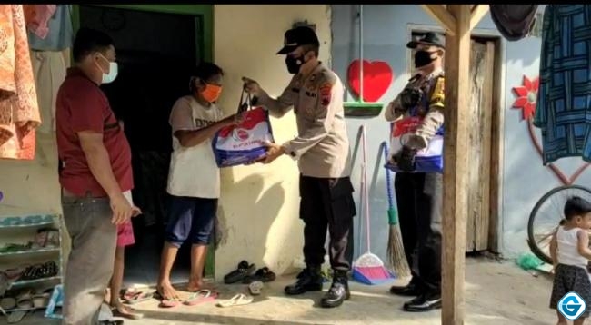 Polsek Warung Asem Bersama Polres Batang Salurkan 280 Bansos Kepada Warga terdampak Covid 19